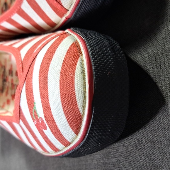 Underground Red White Striped Cherry Canvas Slip On Sneakers NWOT- UK 6 US 10 - Picture 5 of 16